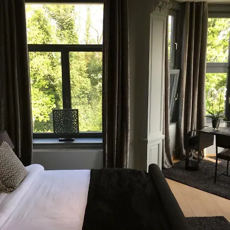 Le Manoir De *