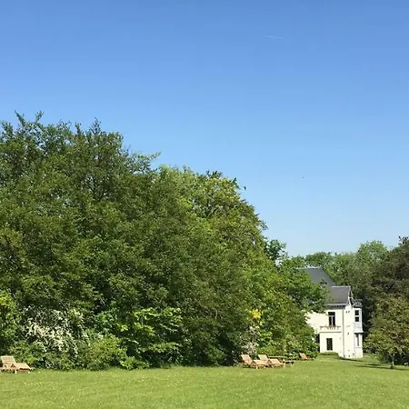 Le Manoir De *